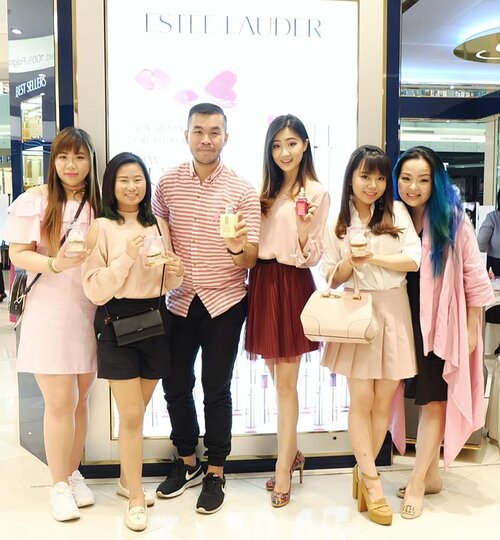 Thank you @esteelaudercompanies for having us today and educate us on breast cancer. 
We had a private,  exclusive session with cancer survivor and warrior from @lovepinkindonesia
and learned so much from them,  especially the need to self-check (SADARI)  every month (7-10 days after your period starts)  to detect if there is any difference/abnormalities on our breasts because early detections means a much bigger chance of survivor!

You can also shop for limited edition products at  @esteelauder @cliniqueindonesia @bobbibrownid which part of the sales go to cancer foundations. 
Thank you @cynthiansunartio for inviting! 
#pinkribbon #pinkribbon25 #pinkribbonindonesia #breastcancerawareness #breastcancerawarenessmonth #event #surabaya #surabayaevent #blogger #clozetteid #sbybeautyblogger #bloggerceria #beautynesiamember #bbloggerid #indonesianblogger #beautyblogger #surabayablogger #indonesianbeautyblogger #surabayabeautyblogger #influencer #beautyinfluencer #influencersurabaya #pink #dressedinpink