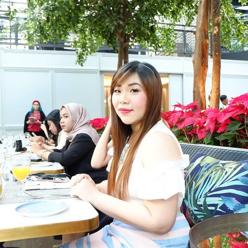 Beautiful shot by @deuxcarls during Yesterday during @sbybeautyblogger Second soiree at @jwmarriottsby.

Don't be distracted by @sabrinatedjo's arms, i was quite confused when i first saw it 😄

#hightea #jwmariott #jwmariottsurabaya #pavillion #pavillionrestaurant #recommended #review #minireview 
#sbbearlyfestivities #sbbholidaycelebration
#sbybeautyblogger #sbbevent #soiree #sbbsoiree #sbb2ndsoiree #clozetteid #beautynesiamember #bloggerceria #blogger #influencer #bblogger #bbloggerid #event #beautyevent #surabaya #surabayaevent #surabayainfluencer
