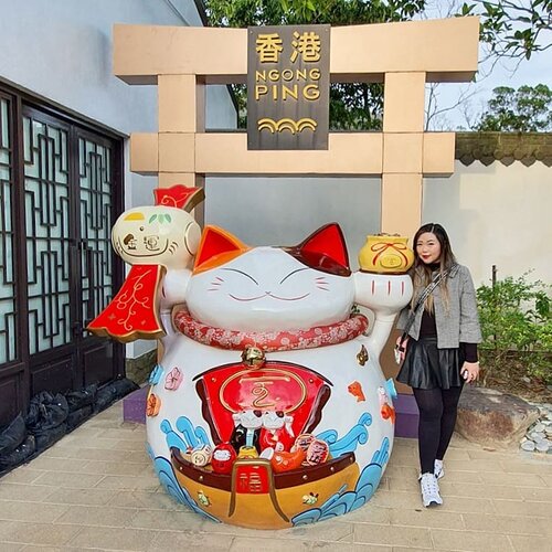 Have a thing for Manekineko because i am like a Manekineko in real life, i attract people to empty places for some weird reason 🤣🤣🤣. Sadly it doesn't always work for my own businesses tho 🥺. #pinkinhongkong #lantauisland#ngongping360 #ngongping#clozetteid #sbybeautyblogger #beautynesiamember #bloggerceria #influencer #jalanjalan #wanderlust #blogger #indonesianblogger #surabayablogger #travelblogger  #indonesianbeautyblogger #indonesiantravelblogger #girl #surabayainfluencer #travel #trip #pinkjalanjalan #lifestyle #bloggerperempuan  #asian  #hongkong #hongkong🇭🇰 #ootd #ootdid #traveltheworld