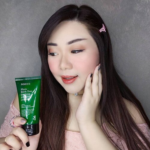 Looking for a mild, gentle but able to get rid of any dirt and sebum facial wash for everyday use? I've been enjoying @soofee_official Phyto Birch Tree Sooting Foaming Cleanser lately, it's very gentle and kind to my skin so i won't hesitate to recommend it to all of you.Containing Birchganic from Birch Tree grown for over 40 years, it is made of 55% Birch leaf extract and 20% of birch tree sap making it has Natural Green Recovery Complex.I use only a little bit everytime as a little goes a long way since the foaming cleanser is light but very rich and creamy. If feels super gentle and pleasant to use.Edit : i forgot to write that i believe it's suitable for all skin types! Most super gentle cleansers like this one are 😊.Get your hands on them only at my Charis Shop (Mindy83) or typehttps://bit.ly/soofeeMindy83 to go directly to the page!#PhytoBirchtreeSoothingFoamingCleanser #cleansingfoam #soofee  #CHARIS #charisceleb #reviewwithMindy #facialcleanser #beautefemmecommunity#kbeauty #koreanskincare #koreancosmetics #asian #clozetteid #sbybeautyblogger #beautynesiamember #bloggerceria #bloggerperempuan #bbloggerid #jakartabeautyblogger #review #influencer  #SURABAYABEAUTYBLOGGER #endorsement #endorsementid #endorsersby #girl #openendorsement #socobeautynetwork #startwithSBN #koreancleanser