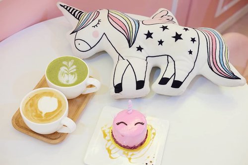 Unicorn food.... The latte was nice but honestly we only got the cake  due to the aesthetic 🦄🦄🦄. We didn't even check the flavor and when we had a bite... Well, let's just say neither of us are fans of tart, tangy tasting cakes 🤣🤣🤣. Still worth the pricetag tho for the amount of pics and time we spent there!

#lefleur
#lefleurxuniqorn #lefleurcafe
#unicorn #unicornislife
#unicorncafe #latte #dessert #desserttime
#pinkinmalaysia #pinkinkualalumpur #pinkinkl 
#clozetteid #sbybeautyblogger #beautynesiamember #bloggerceria #influencer #jalanjalan #wanderlust #blogger #bbloggerid #beautyblogger #indonesianblogger #surabayablogger #travelblogger  #travelblogger #surabayainfluencer #travel #trip #pinkjalanjalan