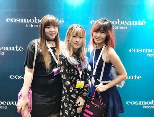 Went to @cosmobeauteindonesia earlier today to support @miharu.julie , thank you @lilyzhen168 for accompanying meee 😘😘😘 #cosmobeaute #cosmobeaute2017 #cosmobeauteindonesia #cosmobeauteindonesia2017 #beautyexpo #expo #event #beautyevent #jakarta #clozetteid #sbybeautyblogger #beautynesiamember #bloggerceria #blogger #bblogger #bbloggerid #beautyblogger #influencer #beautyinfluencer #girls #asian #indonesianblogger #indonesianbeautyblogger #surabayablogger #surabayabeautyblogger #beautyexpoindonesia #eventjakarta