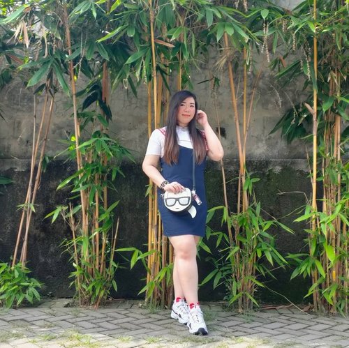 Sometimes i am so tempted to use presets on my OOTDs pics, but they change the color of my outfit and i hate it!Outfit details 👗Overall dress : Cool Kids 🤣🤣🤣.Sling bag : @karllagerfeld .Sneakers : @skechersidn .#ootd #ootdid #clozetteid #sbybeautyblogger  #BeauteFemmeCommunity #notasize0  #personalstyle #surabaya #effyourbeautystandards #celebrateyourself