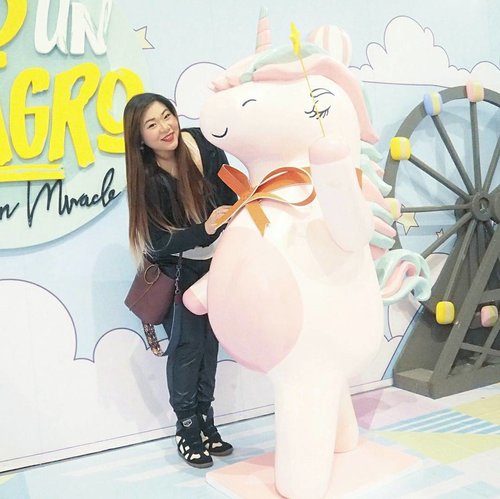 I met my spirit animal at @uptownfest.id 😻😻😻!!! Today is the last day of their unbelievably cute Unicorn land inspired bazaar so make sure you head up to @galaxymallsby today for the last chance to catch the unicorn (and buy cool and yummy stuffs) 😛Thank you @chelsheaflo for inviting and thank you Uptown Fest for having us at the preview 😄#uptownfest #bazaar #galaxymall #surabaya #surabayabazaar #preview #clozetteid #beautynesiamember #girlygirl #bloggerceria #sbybeautyblogger #funtime #unicorn #unicornland #unicornlover #iloveunicorn #unicornaddict #blogger #bblogger #bbloggerid #influencer #beautyblogger #beautyinfluencer #lifestyle #surabayainfluencer #indonesianblogger #surabayablogger