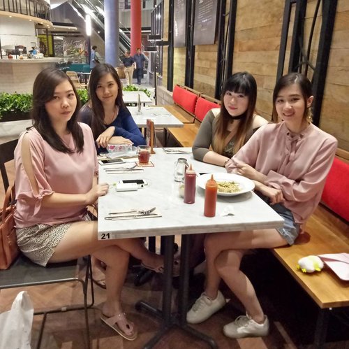 Meet up,  chit chat and shopping spree with these girls today! 
#girls #ladies #hangout #blogger #vlogger #bbloggerid #bblogger #shoppingspree #chitchat #pakuwonmall #pakuwonmallsurabaya #pakuwonmallsby #surabaya #clozetteid #clozettedaily #indonesianblogger #indonesianbeautyblogger #surabayablogger #surabayabeautyblogger #sbybeautyblogger #surabayamall #pancious #shoppingtime #gossiptime #panciouspakuwon #cafe #surabayacafe #friends #lifestyle #shoptilyoudrop