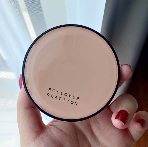 Care for my thoughts on this cult fave cushion from @rollover.reaction ? Go to my blog to read my first impression on them : http://bit.ly/rolloverreactionsby .

For Surabayan, there is still time to visit their pop up store so don't miss it!

#rolloverpopupsby #getenhanced #rolloverreactionpopup #rolloverreaction #cushion #tintedmoisturizer #rollovereactioncushion #rolloverreactioncushionreview #firstreaction #review #makeup #makeupbase 
#clozetteid
#sbybeautyblogger
#bloggerindonesia #bloggerceria #beautynesiamember #influencer #beautyinfluencer #indobeautysquad #surabayablogger #SurabayaBeautyBlogger #bbloggerid #beautybloggerid #beautybloggerindonesia #surabayainfluencer #bloggerperempuan #indonesianbrand #indonesiancosmetics