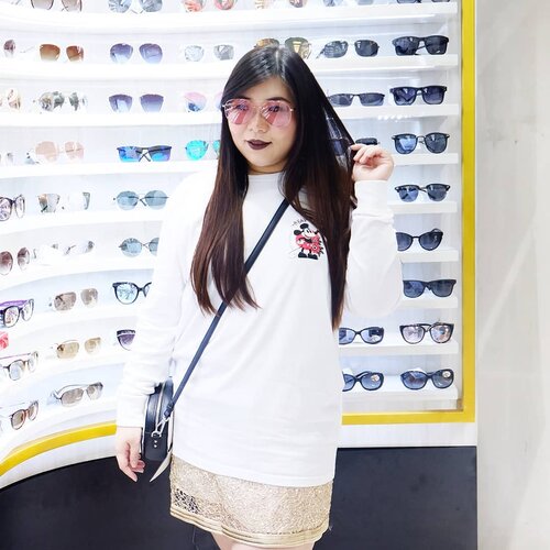 Is it just me but one suddenly become 100% cooler with sunnies on?#bape #bapeeyewear#event #fashion#clozetteid #sbybeautyblogger #beautynesiamember #bloggerceria #influencer #beautyinfluencer #fashionblogger #fashioninfluencer #blogger #bbloggerid #beautyblogger #indonesianblogger #surabayablogger  #indonesianbeautyblogger #girl  #surabayainfluencer  #bloggerperempuan #streetlook #ootd #ootdindonesia #ootdid #personalstyle #fashion #asian #eventsurabaya #sunnies