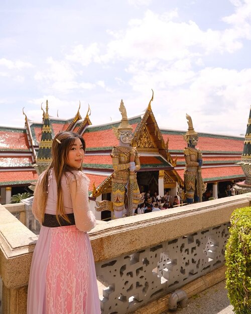 I crave for another adventure so badly... #thegrandpalace
#thegrandpalacebangkok
#bangkokgrandpalace
 #bangkok
#pinkinthailand 
#clozetteid #sbybeautyblogger #beautynesiamember #bloggerceria #influencer #jalanjalan #wanderlust #blogger #indonesianblogger #surabayablogger #travelblogger  #indonesianbeautyblogger #indonesiantravelblogger #girl #surabayainfluencer #travel #trip #pinkjalanjalan #bloggerperempuan  #asian  #thailand #bunniesjalanjalan #pinkinbangkok #traveltheworld #itchyfeet