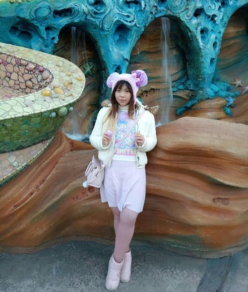 All pastel OOTD for Disney Sea 😝😝😝 That pink woolen skirt was purchased 2 days ago at Wonder Rocket Harajuku for about 75k rupiah, if i am not the queen of bargain i dunno who is! LOL

#ootd #pastelcolors #pastelootd #disneysea
#japan #japantrip #japantrip2017 #winter #winterholiday #jalanjalan #funtime #disney #disneyseatokyo #clozetteid #clozettedaily #blogger #lifestyle #travelblogger #indonesianblogger #indonesiantravelblogger #surabayablogger #surabayatravelblogger #mommyblogger #wanderlust #itchyfeet #tokyo #pinkinjapan #girl #ootdid