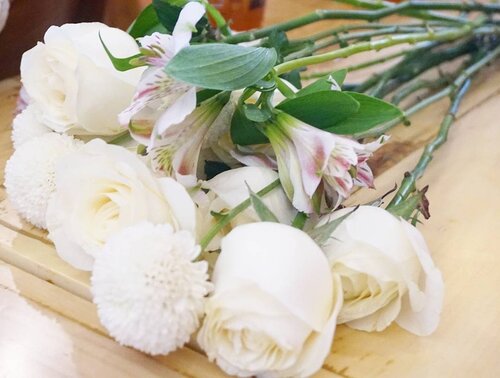 Not celebrating V Day today because it's too close to CNY,  but hope y'all have a good day like us 😊 🌹🌹🌹: @lavoirefloristPhoto credit to one of @sbybeautybloggerWho took this photo during our Valentine's party 😂#happyvalentinesday #valentine #valentinesday #white #whiteflower #flower #onetoneflowerarrangement  #clozetteid #beautynesiamember #sbybeautyblogger #bloggerceria #blogger #bblogger #bbloggerid #influencer  #beautyinfluencer #lifestyle #personalstyle #surabaya #surabayablogger #surabayainfluencer #influencersurabaya  #indonesianblogger #instaflower #flowers #lifestyleblogger #lifestyleinspo #lifestyleinfluncer