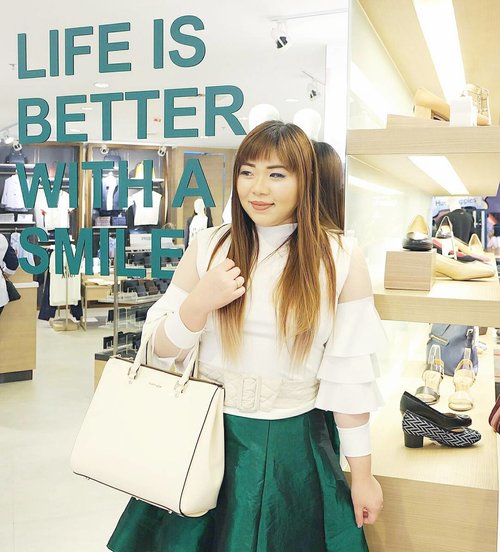 Yesterday i was wearing this white top with frilly sleeves and emerald green midi skirt,  since the outfit was pretty feminine (although my short bangs kinda ruin the total effect 😂) i styled it with this large,  elegant and simple white bag at @hushpuppiesid new store and i think they look very nice together. 
I brought home another bag tho 😝, totally plan to take photos with my new baby as soon as i get back from my vacation! 
In the mean time,  don't forget to drop by their new store at @tunjungan_plaza 6, huge opening discounts is still waiting for u! 
#hushpuppies #hushpuppiesstoreopening #opening #storeopening  #event #fashion  #asian #clozetteid #clozettedaily  #personalstyle #blogger #bblogger #bbloggerid #sbybeautyblogger #indonesianblogger #surabaya #surabayablogger #beautyblogger #indonesianbeautyblogger #surabayabeautyblogger #influencer #fashion
#tunjunganplaza6  #surabayainfluencer #fashionevent #hushpuppiesindonesia #fashionblogger #fashioninfluencer