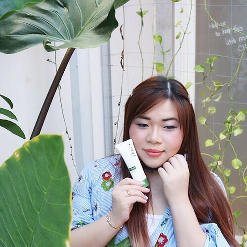 As a beauty blogger i often have to put on full makeup for events and photo shoots,  that can really jeopardize my skin's health in the long run! 
Karena itu aku butuh banget facial wash yang bisa membantu aku membersihkan kulit secara maksimal akan tetapi tidak menyebabkan kulit menjadi kering. 
Aku senang sekali karena berkesempatan untuk mencoba Dove Facial Foam terbaru ini,  selama ini aku emang penggemar berat produk-produk Dove makanya waktu tau Dove ngeluarin facial foam aku excited banget! 
Dove Deep Pure Oil Control Facial Cleanser ini cocok banget untuk kulitku yang berminyak kayak oil tank, texture nya yang creamy sangat lembut dan menyegarkan. Kulitku menjadi bersih tetapi tetap lembab dan kelebihan minyak lebih terkontrol 😻. Kayaknya aku menemukan facial cleanser affordable favorite nih! 
#wajahmuistimewa #clozetteid #clozetteidreview #dove #dovefacialfoam #facialcleanser #dovedeeppure #oilcontrol #oilcontrolfacialcleanser #girl #asian #endorsementid #endorsement #endorsersby #sbybeautyblogger #beautynesiamember #girlygirl #sponsored #influencer #beautyinfluencer #surabayainfluencer #minireview #dovefacialfoamreview #facecleanser #blogger #bblogger #bbloggerid #beautyblogger #bloggerceria