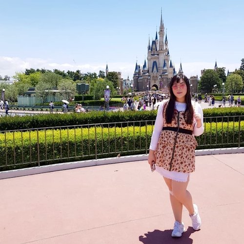 OOTD for Disneyland,  complete with the kneepatch 😂

#pinkinjapan #pinkintokyo #japantrip2018 #girl #asian #ootd #ootdid #ootdjapan #pinkholiday #pinkjalanjalan #jalanjalan #clozetteid #sbybeautyblogger #beautynesiamember #bloggerceria #traveltheworld #itchyfeet #wanderer #traveler #blogger #influencer #travelblogger  #lifestyleblogger #citizenoftheworld #disneyland #kawaiilife #semicharmedlife #lifewelltraveled #japan #tokyodisneyland