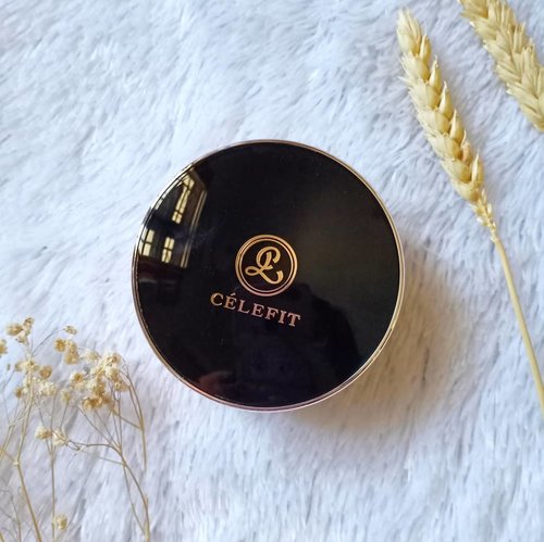 Hey guys, have you heard about @celefit_id @celefit_official ? I've recently been introduced to this Korean cosmetics brand and got super curious of their very attractive products 😍. I'm lucky enough to be able to try my first Celefit product and it's Celefit DesignFit Upderm Cushion  Pact!I am in love with the luxe, classy packaging, so simple and yet so elegant. I also love that it has SPF 50+ PA+++ which pretty much means it has the maximum UV protection that you need.There are only 2 shades available, (21 and 23) i got shade 23 Classic 23 and it matches very well with my skin tone.The coverage is pretty good, i'd say it has medium coverage and the cushion instantly brighten up and make my skin luminous but still leaving it looks like skin. It has a pretty dewy finish, so if you have oily skin like me then setting it with powder is a must. It doesn't have the best oil control ofc, but my makeup does stay intact (although needed to be blotted) pretty much the whole day and my skin looks fab 😍, love it!Have you try anything from Celefit? Any recommendation on what i should try next?#celefit #celefitcosmetics#celefit_official #review #clozetteid#sbybeautyblogger#bloggerindonesia #bloggerceria #beautynesiamember #influencer #beautyinfluencer #kbeauty #koreanbrand #koreanbeauty #koreancosmetics #koreanmakeup #surabayablogger #SurabayaBeautyBlogger #bbloggerid #beautybloggerid #beautybloggerindonesia #surabayainfluencer #cushion #cushionmakeup #endorsement #endorsersby #openendorsement #endorsementid