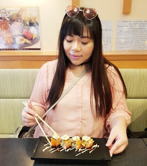 Pretending to be happy when i cry inside wishing for my type of sushi (cooked,  with tonnes of tobiko that they drown in it 😂) #pinkinjapan #pinkintokyo #japantrip2018 #summerholiday  #culinary #japanculinary #japanesefood #instafood #foodgasm #kuliner #kulinerjepang #pinkholiday #pinkjalanjalan #jalanjalan #clozetteid #sbybeautyblogger #beautynesiamember #bloggerceria #traveltheworld #itchyfeet #wanderer #traveler #blogger #influencer #travelblogger #girl #citizenoftheworld #sushi #tsukijifishmarket #tsukiji