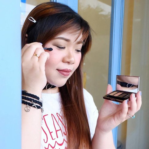 I have a new found appreciation for comfortable wear (especially hoodies and sweatpants) - and i like to pair them with full face of makeup 😂 (because #makeupislife !). I also have a newfound appreciation for neutral colored makeup (i used to be all about colors)  so i am @ultima_id Wonder Wear Eye Posh Color Quad in 07 True a lot lately. 
Go to http://bit.ly/ultimaquad for the full review

#ultimaid #ultimaii  #eyeshadow #eyeshadowquad #ultimaiieyeshadow #review #eyeshadowreview #sbybeautyblogger #clozetteid #beautynesiamember #bloggerceria #allaboutmakeup #makeupaddict #makeupjunkie #ilovemakeup #blogger #bblogger #bbloggerid #beautyblogger #indonesianblogger #indonesianbeautyblogger #surabayablogger #surabayabeautyblogger #influencer #surabayainfluencer #influencersurabaya #beautyinfluencer #girl #asian