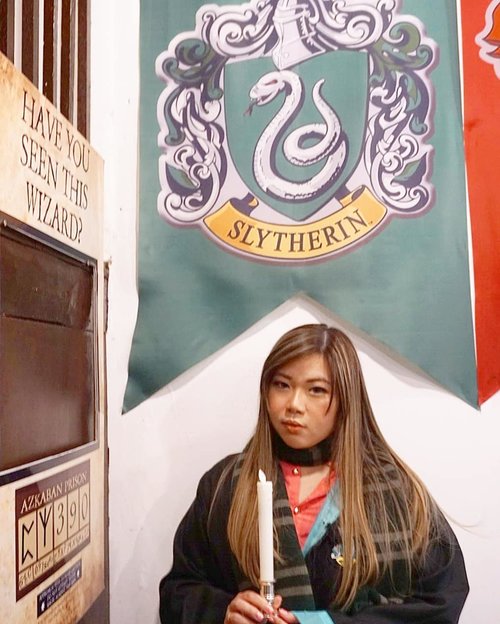 It's easy to see that she's a Slytherin and he is a Hufflepuff... Btw i lighten up the pic maximally hence the super pale Slytherin flag, because the cafe was pretty dark and we got there late too.

#potterhead #potterheadcafepenang #potterheads 
#penangcafe
#pinkinmalaysia #pinkinpenang
#clozetteid #sbybeautyblogger #beautynesiamember #bloggerceria #influencer #beautyinfluencer #jalanjalan #wanderlust #blogger #bbloggerid #beautyblogger #indonesianblogger #surabayablogger #travelblogger  #indonesianbeautyblogger #travelblogger #girls #surabayainfluencer #travel #trip #pinkjalanjalan  #bloggerperempuan