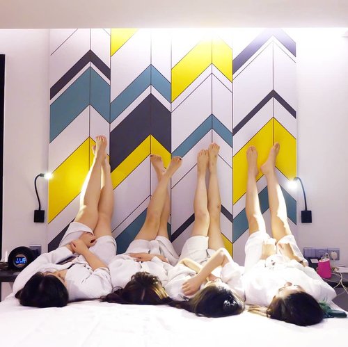 Look at those long legs... And then there's @deuxcarls 😄😄😄 @_aphrodites_  were having so much fun at @thekljournal , full review of The Kuala Lumpur Journal is up at http://bit.ly/kljournal1.

Can't wait for our next adventure... Make it happen girls!!! #review #hotelreview
#kljournal
#bookmarkyourexperience #aphroditesXkljournal
#aphroditesoverseas #girls #clozetteid #beautynesiamember #sbybeautyblogger #bloggerceria #blogger #bblogger  #beautybloggerid #beautybloggerindonesia #influencer #beautyinfluencer  #travel #trip #wanderlust #jalanjalan
#pinkinKL #pinkinKualaLumpur #kualalumpur #pinkinmalaysia #malaysia #travelblogger