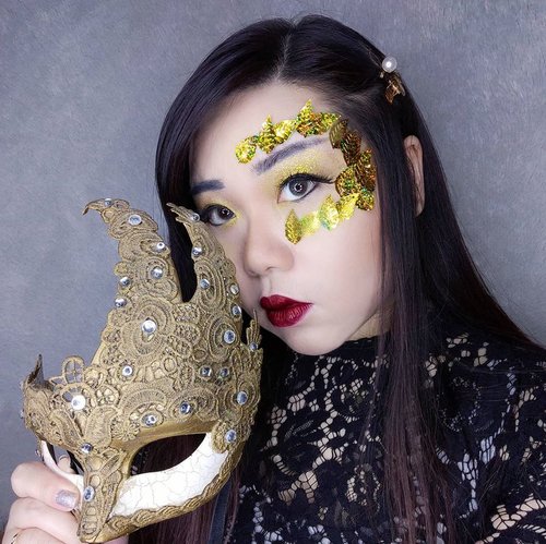 Honestly when concepting for this look, the inspo that i wanted to recreate is a pic of a girl wearing a full masquarade mask ada the makeup is super simple, just pure, rich gold glitter on her lids and dark red lips. 

But when it comes to execute it.. well, it's not that easy 😆. First of all, my mask is a real, legit masquarade ball mask from Venice (i had to sadly cut the tags off finally so i could take these pics haha) and it comes with a ribbon tie and it's quite heavy, actually wearing it is not comfortable and pretty hard to adjust. Even tying it on is a stuggle as we couldn't really figure out the best fit.

Second of all, the eye holes of my mask is a lot smaller than i expected, it couldn't even fit my dramatic lashes! So small that you can't see the eye makeup almost at all 😞 so finally i gave up and added the gold leafs to mimic a mask shape around one of my eyes area (i already planned to pose with the mask covering the other eyes and i simply couldn't be bothered to apply on the other side as well 🤣🤣🤣).

So yeah, it's a simple, elegant look (i just want to look gleaming with gold and still pretty so a gentleman would be allured and ask me to dance 🤣) but it was not as easy as it looks. Hope y'all enjoy the look!

#clozetteid #masquarade
#masquarademask #masquaradeinspired #gold #BeauteFemmeCommunity  #thematiclook #thematicmakeup 
#sbybeautyblogger #makeup #ilovemakeup #clozetteid #sbybeautyblogger #bloggerceria
#beautynesiamember #bloggerperempuan #indonesianfemalebloggers #girl #asian  #bblogger #bbloggerid #influencer #influencersurabaya #influencerindonesia #beautyinfluencer #surabayainfluencer #jakartabeautyblogger #SURABAYABEAUTYBLOGGER #makeuplook