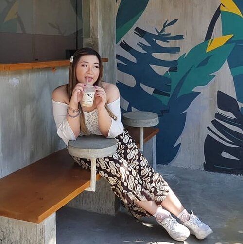 Mindy, Forever 21. Hobby : shopping and coffee - ing, makanya happy begitu tau @kopi.gunting ini lokasinya 1 tempat ama toko baju lucu gitu! Wah, i can spend hours disini 🤣. Kalo datengnya sama anak dan suami juga aman karena tinggal di sogok minuman (ada yang non-coffee juga kok!) jadi ngga ganggu kita shopping, muahahahaa.Must visit kalo lagi di Jogja!Maaci and congratz yaa Bro Bos @tommytarumanegara @christoperallen !#kopigunting #kopiguntingjogja #kopijogja #clozetteid #sbybeautyblogger #beautynesiamember #bloggerceria #influencer #jalanjalan #wanderlust #blogger #indonesianblogger #surabayablogger #travelblogger  #indonesianbeautyblogger #indonesiantravelblogger #girl #surabayainfluencer #travel #trip #pinkjalanjalan #lifestyle #bloggerperempuan #jogja #pinkinjogja #yogyakarta #asian #exploreindonesia