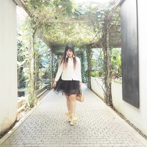 There's always gonnabe springs in my steps

#ootd #ootdid #girl #asian #clozetteid #clozettedaily #blogger #bblogger #bbloggerid #indonesianblogger #indonesianbeautyblogger #surabaya #surabayablogger #surabayabeautyblogger #sbybeautyblogger #beautyblogger #influencer #surabayainfluencer #influencersurabaya #blackandwhite #monochromatic #fashion #personalstyle #personalstyleblogger #fashionblogger #fashioninfluencer
#wingsshoes #navylipstick #tasselearrings #tutuskirt