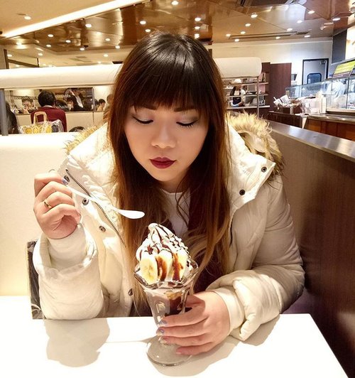 Since it was such a cold and dreary day,  we spent majority of the day hiding in cafes 😅. I dunno if you can tell but i was wearing more makeup than usual because i filmed a one brand tutorial during our shinkazen ride from Kyoto to Tokyo 😜.. Chocolate and banana parfait in the middle of winter... why not? Not a fan of ice cream in general, but Japanese plain vanilla ice cream is simply divine!

#japan #japanesefood #yummy #nomnomnom #glutton #blogger #indonesianblogger #surabayablogger #clozetteid #clozettedaily #lifestyle #culinary #pinkinjapan #japantrip #japantrip2017 #travel #trip #japanesefood #culinaryjourney #instafood #ilovejapan #icecream #parfait #chocolatebananaparfait #travelblogger #oishii #dessert #pinkintokyo #girl #asian