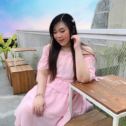 When you can't have cotton candy sky, you make one for yourself 🤣.

PS : wind was hella strong up there, excuse the hair!

#ootd #ootdid #clozetteid #sbybeautyblogger  #BeauteFemmeCommunity #notasize0  #personalstyle #surabaya #effyourbeautystandards