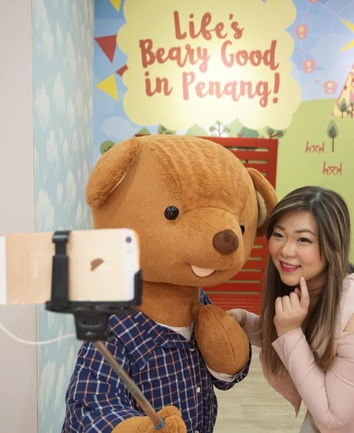 If only my real beau is this enthusiastic when it comes to selfies 🤣🤣🤣. #teddyville #teddyvillemuseumpenang
#teddyvillemuseum #pinkinmalaysia #pinkinpenang
#clozetteid #sbybeautyblogger #beautynesiamember #bloggerceria #influencer #beautyinfluencer #jalanjalan #wanderlust #blogger #bbloggerid #beautyblogger #indonesianblogger #surabayablogger #travelblogger  #indonesianbeautyblogger #travelblogger #girl  #surabayainfluencer #travel #trip #pinkjalanjalan #pink #kawaii #kawaiiaesthetic #bloggerperempuan
