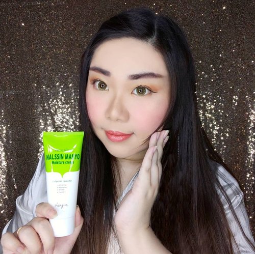 My skin been loving this lately : @skingoa Nalssin Manyo Moisture Cream! 

It's a deep moisturizing, lavender scented (i used to dislike lavender scents but i have gradually accept it better hehe) cream moisturizer that has a light cream texture (you can see from the close up pic of the texture that it's not too thick so it's easy to get absorbed into the skin) that keeps my skin deeply hydrated and improve my skin texture to be suppler and mochier.

It is suitable for all skin types - even sensitive skin, both dry/dull skin and blemish prone skin can benefit from this cream. I have oily skin and i do find this cream to make my skin feels a little greasy so i prefer to use it at night as i find it too heavy for day use, especially under makeup. Another proof that it's super moisturizing is how i used it all over my face (including my eyelids haha. I do this with some Korean creams that can be used in all parts of your face) and within a week it gets rid of all dry spots from my lids and i actually notice my lids become oily for the first time in a long long time (it's apparent when i used eyeshadows) 😳😳😳.

With key ingredients like Hyaluronic Acid, Adenosine, Shea Butter, Niacinamide, Vitamin C and E, Centella Asiatica and Lavender to moisturize, brighten and reduce signs of aging like wrinkles, Nalssin Manyo Moisture Cream is also free from harmful ingredients making it super ideal and safe to use!

It's a very no-nonsense type of moisturizer that (who dislike too many steps in my skincare routine) works like a charm and i find to be very convenient to use. Trust me, it'll make your life (or at least your skin care routine) easier! 
 
You can get yours with special price at my Charis Shop (Mindy83) or type https://bit.ly/nalssinmanyoMindy83 to get directed to the page directly.

@hicharis_official @charis_celeb
#skngoa #NalssinManyo #CHARIS #hicharis #charisceleb
#kbeauty  #clozetteid #sbybeautyblogger #BeauteFemmeCommunity #reviewwithmindy #skincare #koreancosmetics