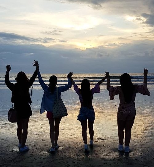 When one of you is a tiny un... #pinkinbali #bali #clozetteid #sbybeautyblogger #beautynesiamember #bloggerceria #influencer #beautyinfluencer #jalanjalan #wanderlust #blogger #bbloggerid #beautyblogger #indonesianblogger #surabayablogger #travelblogger  #indonesianbeautyblogger #travelinfluencer #girls #surabayainfluencer #travel #trip #pinkjalanjalan  #bloggerperempuan #ladies #beach #silhouette #kutabeach #kutabali #pantaikuta