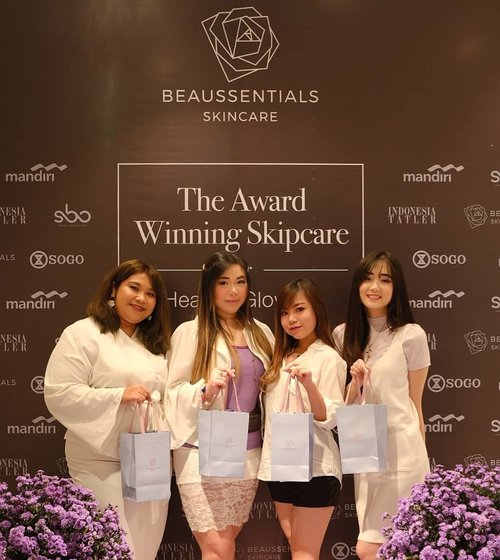 Attending Beaussentials 
Event last Saturday and getting to know all about this unique skip care local brand with these gurls 😊. #beaussentials #beautyevent
#beaussentialsskipcare
#event #eventsurabaya #skincare
#surabaya #surabayaevent
#girls #asian  #clozetteid  #sbybeautyblogger  #bloggerindonesia #bloggerceria #bloggerperempuan #indobeautysquad  #influencer #beautyinfluencer #surabayainfluencer #surabayablogger #influencersurabaya  #indonesianbeautyblogger  #bloggerid #bblogger #bbloggerid #SurabayaBeautyBlogger #dressedinwhite #surabaya #beautybloggerindonesia