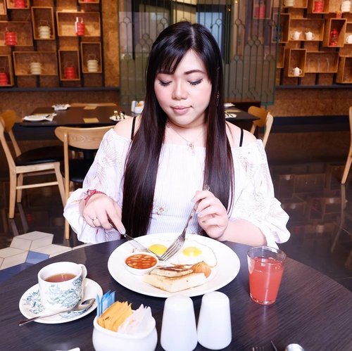 Weekend is here guys!!! That means waking up super late for me normally 😄😄😄 coz i get to stay up super late too (doesn't apply to my life now actually since majority lf events happen on weekends 😭), and with late risers we should talk about late breakfasts too (lunch for normal clocked people hahaha). What's your fave breakfast? Mine is actually hotel's American breakfasts 😄😄😄, like this one from @thekljournal . I also review both of their eateries, Kedai Kopi Journal and The Terrace Grill&Bar here : http://bit.ly/kljournal2. Don't forget to check it out 😉! #kljournal#bookmarkyourexperience #aphroditesXkljournal#aphroditesoverseas #girl #kedaikopijournal #clozetteid #beautynesiamember #sbybeautyblogger #bloggerceria #blogger #bblogger #bbloggerid #beautybloggerid #beautybloggerindonesia #influencer #beautyinfluencer  #travel #trip #wanderlust #jalanjalan#pinkinKL #pinkinKualaLumpur #kualalumpur #pinkinmalaysia #malaysia #travelblogger #breakfast #culinarymalaysia