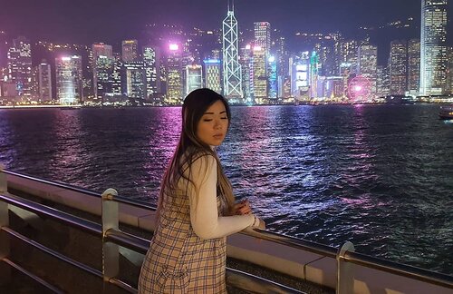 Surround yourself with good people, you will feel yourself being lifted and supported always 😍. #victoriaharbour #victoriaharbourhongkong #pinkinhongkong #clozetteid #sbybeautyblogger #beautynesiamember #bloggerceria #influencer #jalanjalan #wanderlust #blogger #indonesianblogger #surabayablogger #travelblogger  #indonesianbeautyblogger #indonesiantravelblogger #girl #surabayainfluencer #travel #trip #pinkjalanjalan #lifestyle #bloggerperempuan  #asian  #hongkong #hongkong🇭🇰 #ootd #ootdid #traveltheworld #harbour