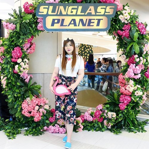 Dressing up in tropical outfit for @sunglassplanet Store opening at Tunjungan Plaza 6 , i even bring my pet flamingo with me 😄

#sunglassplanetropicalfest #subglassplanettp6 #mysexytropical #opening #storeopening #thematic #tropical #clozetteid #beautynesiamember #sbybeautyblogger  #blogger #bblogger #bbloggerid #indonesianblogger #indonesianbeautyblogger #surabaya #surabayablogger #surabayabeautyblogger #influencer #beautyinfluencer  #surabayainfluencer
#ootd #ootdid #ootdindo #bloggerceria #fashionblogger #personalstyle #personalstyleblogger  #ootdindonesia