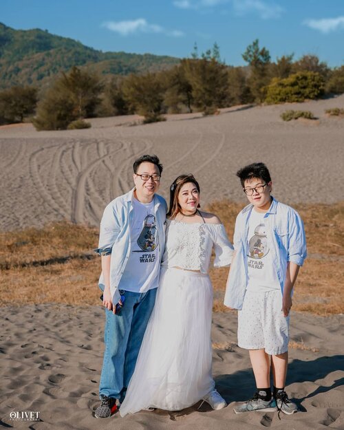 With my most important persons.. 📸 : @olivetphoto .#myhappylittlefamily #family #familypictures#gumukpasirjogja#gumukpasir #gumukpasirbarchan#clozetteid #sbybeautyblogger #beautynesiamember #bloggerceria #influencer #jalanjalan #wanderlust #blogger #indonesianblogger #surabayablogger #travelblogger  #indonesianbeautyblogger #indonesiantravelblogger  #surabayainfluencer #travel #trip #pinkjalanjalan #lifestyle #bloggerperempuan #jogja #pinkinjogja #yogyakarta #asian #exploreindonesia