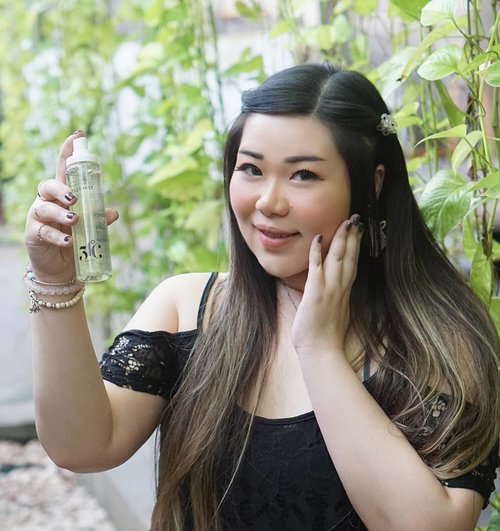 I love a good multifunction product, especially if it works super well on my skin ofc 😁. I've really been enjoying this @l2pofficial Sprout Island Golden Seaweed Jelly Mist that i use as toner, moisturizer, even setting spray and face refreshener. A truly unique product as it has a jelly texture (i was like whatttt.. jelly face mist, how does it workkk) but not to worry, it sprays like water 😁 and won't ruin your makeup even if you use it on top of your makeup. I like how refreshing and gentle it is on my skin, as i have oily skin i find the jelly mist alone is enough to moisturize my skin. Containing Jeju sprout extract, Jeju Golden Seaweed and Jeju Mineral Water with all of their special benefit to bring only goodness for your skin.If you are in the market for a moisturizing, calming and multi purpose face mist, you can get this product with special price only at my Charis shop (MGirl83) or type :https://bit.ly/jellymistMgirl83 and you'd be taken directly to the mist's page!#charisceleb#sproutislandgoldenseaweedjellymist #facemist #jellymist#reviewwithMindy#kbeauty #koreanskincare #koreanbeauty #koreanskincarereview #koreancosmetics #kcosmetics #clozetteid #sbybeautyblogger #beautynesiamember #bloggerceria #bloggerperempuan #bbloggerid #indonesianfemalebloggers #review #influencer #beautyinfluencer #SURABAYABEAUTYBLOGGER #endorsement #endorsementid #endorsersby #girl #openendorsement #beautysocietyid #itsbeautycommunity