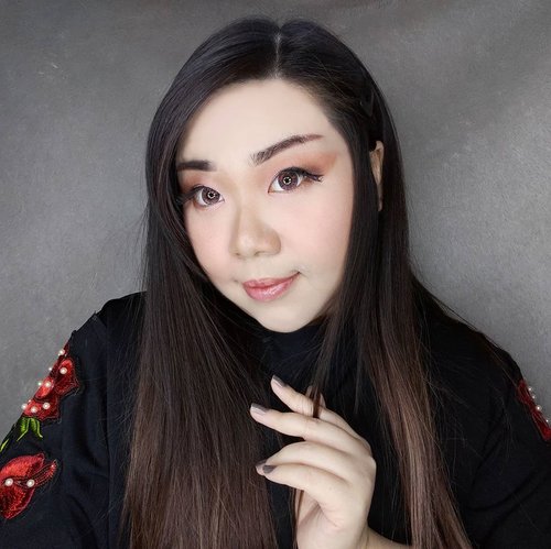 Simple edgy eye makeup for live tutorial with @makeover_surabaya and @sbybeautyblogger yesterday, to thank you everybody who joined the session as well as the ones who watch the saved IGTV! I hope you enjoyed the session as much as i did and pick up some useful tips and tricks 😉.

This a very simple version using only 4 shades of eyeshadow, ofc you can adjust it to make it even more edgy but i decided to keep it simple so beginners can also try it ☺️. I personally thinks this is still very wearable too.

I was pretty nervous about going live because as an introvert, i always prefer to be low key and be behind the scene but i guess i need go get out of my comfort zone once in a while, i also enjoy interacting with y'all in real time so guess i would probably say yes for future live session 😅.

PS : some of you asked about my lip color yesterday, i only wore a tinted lip balm (from Labiotte) so it's just a rosy up version of my natural lip color 😉.

#clozetteid #sbybeautyblogger #makeup #ilovemakeup #motd #makeuplook #startwithsbn #socobeautynetwork #BeauteFemmeCommunity  #clozetteid #sbybeautyblogger #yellow
#bloggerceria  #ilovemakeup
#beautynesiamember #makeupaddict #bloggerperempuan #indonesianfemalebloggers #girl #asian  #bblogger #bbloggerid #influencer #influencersurabaya #influencerindonesia #beautyinfluencer #beautysocietyid  #surabayainfluencer #jakartabeautybloggers