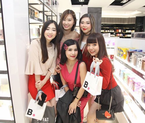 Thank you @cnfstoreofficial and @banilaco_id for having us! 
#cnfstoreofficial #beautifulrightnow #banilacoid #cnfxbanilaco 
#event #eventsurabaya
#surabaya #surabayaevent
#girls #clozetteid  #sbybeautyblogger  #bloggerindonesia #bloggerceria #bloggerperempuan #indobeautysquad  #influencer #beautyinfluencer #surabayainfluencer #surabayablogger #influencersurabaya  #indonesianbeautyblogger  #bloggerid #bblogger #bbloggerid #SurabayaBeautyBlogger #asian #tunjunganplaza #red