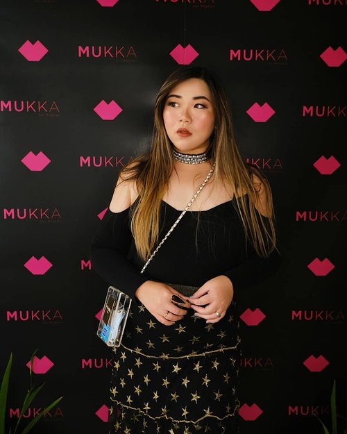 Had fun dressing up and hanging out with my beauties @sbybeautyblogger at @mukka_kosmetik Beauty Gathering. Also sharing session with my sistur @amandatorquise
And makeup demo by @nikenxu .

Good company, great sunset = unforgettable moments (and some paripurna pics). #mukkakosmetik
#mukkabeautygathering
#beautygatheringsurabaya
#event #eventsurabaya
#surabaya #surabayaevent
#girls #clozetteid  #sbybeautyblogger  #bloggerindonesia #bloggerceria #bloggerperempuan #indobeautysquad  #influencer #beautyinfluencer #surabayainfluencer #surabayablogger #influencersurabaya  #indonesianbeautyblogger  #bloggerid #bblogger #bbloggerid #SurabayaBeautyBlogger #asian #beautyevent #dressedinblack
