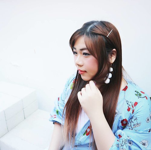 Anyone who knows me know that i love quirky accessories (well,  quirky anything!), i loveeee statement necklaces and now i'm all into statement earrings. 
How cute are my snow balls 😆? #potd #earrings #statementearrings #fluffyearrings #girl #asian #clozetteid #beautynesiamember #sbybeautyblogger #bloggerceria #influencer #blogger #bblogger #fashion #personalstyle #fashionblogger #fotd #blogger #bblogger #bbloggerid #beautyblogger #fashionblogger #personalstyleblogger #indonesianblogger #surabayablogger #influencersurabaya #cuteearrings #fluffyballsearrings #cuteaccessories