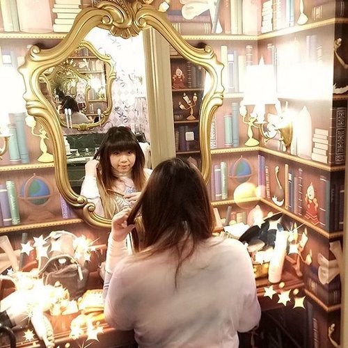 Mirror... Mirror on the wall.. Who's the fairest of them all? 
Well,  i know that's a wrong Disney story since we got the #beautyandthebeastroom but let's just pretend that it's a Snow White one okay? 
And pretend all those bullshit belonging to 3 different women in the vanity HAHAHA!  #disney #disneyhotel 
#japan #japantrip #japantrip2017 #winter #winterholiday #jalanjalan #funtime #disneylandhotel #clozetteid #clozettedaily #blogger #lifestyle #travelblogger #indonesianblogger #indonesiantravelblogger #surabayablogger #surabayatravelblogger #mommyblogger #wanderlust #itchyfeet #tokyo #pinkinjapan #girl #tokyodisneylandhotel #throwback #missjapanalready #pinkintokyo
