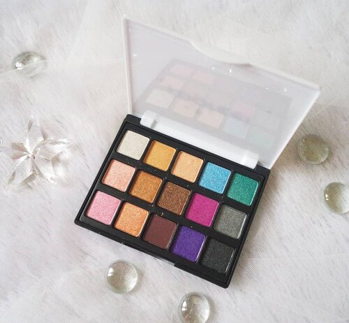 Bought this because so many people were saying that it's bad 🤣, am i weird or what - but i just want to check this brand out because i am challenged to see if i can come up with decent eye makeup with super cheap eyeshadow palette as i totally believe your skill is more important than your tools.

This tiny little eyeshadow palette (it's literally called Popfeel Mini 15 Colors Eyeshadow, i was just not paying attention 🤣. I know people says it's small but i was still surprised at how smol it is when it arrived) totally exceeded my expectation though! All shades are shimmery but one so if you are looking for more matte eyeshadows, this is not for you.

Packaging wise, it reflects its super low price point, made of light plastic material makes it look and feels like children's makeup but the eyeshadow's formula's not kids makeup quality. It's not chalky (fallout is surprisingly pretty minimal), pigmented, easy to blend and has shades that you can wear on a daily basis, more formal outings and even more colorful, experimental looks. It's weirdly a lot more pigmented on the lids using brushes than if you swatch it with your fingers (that's why the arm swatches' not so pigmented), it has a weird creaminess that makes it feels a bit wet if you use your fingers, it also makes the eyeshadow clump and chunks so always use brushes.

Although i am not endorsing or recommending it as it is not BPOM certified yet (and i'm cautious with cheap Chinese brands), you can see details of the manufacturer, ingredient list etc clearly stated in the outer box, i personally think this type of brands are still 10x better than replica or fake makeup.

Will share more next!

#reviewwithMindy #BeauteFemmeCommunity
#popfeel #popfeeleyeshadow 
#eyeshadowpalette #popfeelreview #colorfuleyeshadow #chinesemakeup #eyeshadow #cheapeyeshadowpalette #eyeshadowpalettereview
#clozetteid #sbybeautyblogger #beautynesiamember #bloggerceria #beautysocietyid #bloggerperempuan #bbloggerid #indonesianfemalebloggers #review #ilovemakeup #colorfullife #shimmer
#influencer #beautyinfluencer #SURABAYABEAUTYBLOGGER  #itsbeautycommunity #makeup #makeupaddict #makeupjunkie