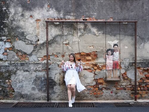 This Georgetown famous street art reminds me so much of childhood memories as i've always loved swings (i still do) despite the fact that i rarely likes outdoor activities because i'm a nervously introverted and hated human interaction 🤣. Btw, we wanted to take a pic with the street arts but since it was so hot and it was a Sunday, we had to queue a little so in the end we took this pic and decided to move on already 🤣🤣🤣 #easilypleased .

#penang #streetart
#pinkinmalaysia #georgetown #georgetownpenang
#georgetownstreetart
#pinkinpenang
#clozetteid #sbybeautyblogger #beautynesiamember #bloggerceria #influencer #beautyinfluencer #jalanjalan #wanderlust #blogger #bbloggerid #beautyblogger #indonesianblogger #surabayablogger #travelblogger  #indonesianbeautyblogger #travelblogger  #surabayainfluencer #travel #trip #pinkjalanjalan  #bloggerperempuan #malaysia #exploretheworld