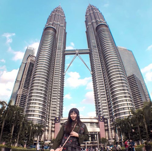 First proper pic with the KL Twin Tower even though i've been here too many times 🤣, the two kiasu finally even bought the fish lens (the small one. Then we regret 🤣🤣🤣 should've taken the big one zzz)

#pinkinmalaysia #pinkinkualalumpur #pinkinkl #klcc #twintower #petronastwintower 
#clozetteid #sbybeautyblogger #beautynesiamember #bloggerceria #influencer #beautyinfluencer #jalanjalan #wanderlust #blogger #bbloggerid #beautyblogger #indonesianblogger #surabayablogger #travelblogger  #indonesianbeautyblogger #asian #travelblogger #girl #lifestyle  #surabayainfluencer #travel #suriaklcc #trip #travel