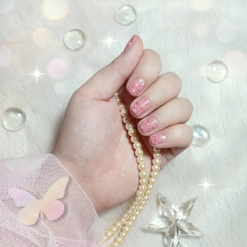 My current go to nail combination when i want simple, fast but kawaii nails : Beauty Evolved pink nail polish as base and Homei Diamond Nail confetti topper (both are gifts. Beauty Evolved one my sister brought for me from USA, i think it's a budget brand but the quality is top notch while Homei is a Japanese brand) both are fast drying and pretty long lasting, so i can not worry about my nails for a while!

And yea, if you watch my IG stories, these are one of the photo series that i took then accidentally deleted immidately 🙁, fortunately i managed to take an even better one just now (coz i am OCD like that) even though there was no more sunlight and i had to use my lamp that i haven't touched in a while.

Send me support for all my hard work okay!!!

#nails #nailpolish #BeauteFemmeCommunity
#nailstagram #instanails 
#clozetteid #sbybeautyblogger #bloggerceria #beautynesiamember #bloggerperempuan #indonesianfemalebloggers  #bblogger #bbloggerid #influencer #influencersurabaya #influencerindonesia #beautyinfluencer #surabayainfluencer #indonesianbeautyblogger #surabayabeautyblogger #happycolors #beautysocietyid #allaboutnails #simplenails