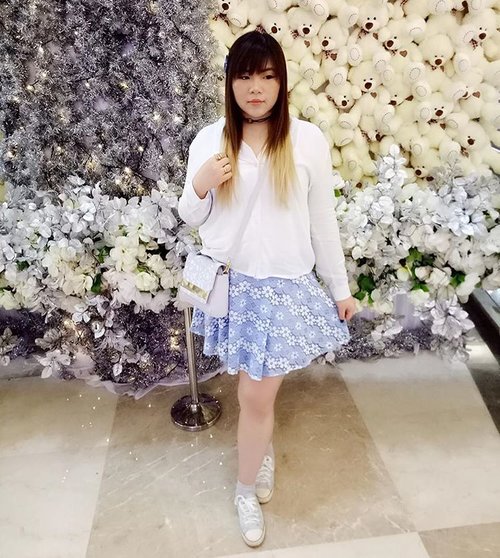 I dunno why i'm so obsessed with #whiteandblue lately... #throwback #ootd #ootdid #fashion #girly #girlystyle #blue #white #girl #asian #clozetteid #clozettedaily #blogger #bblogger #bbloggerid #personalstyle #personalstyleblogger #indonesianblogger #indonesianpersonalstyleblogger #surabaya #surabayablouse #surabayapersonalstyleblogger #kawaiistyle #girlygirl #galaxymallsby  #embraceyourself #notasize0 #comfortableinmyownskin #chokerlover