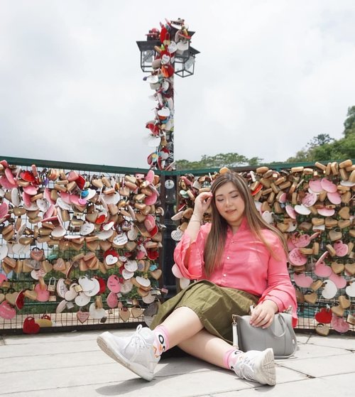 Have no fear when you walk on the right path, God will always make sure everything turn our right.As long as i have God on my side, i fear no judgement from humans.#penang #lovelocks#pinkinmalaysia #penanghill #bukitbendera#pinkinpenang#clozetteid #sbybeautyblogger #beautynesiamember #bloggerceria #influencer #beautyinfluencer #jalanjalan #wanderlust #blogger #bbloggerid #beautyblogger #indonesianblogger #surabayablogger #travelblogger  #indonesianbeautyblogger #travelblogger  #surabayainfluencer #travel #trip #pinkjalanjalan  #bloggerperempuan #malaysia #exploretheworld #lovelockspenanghill