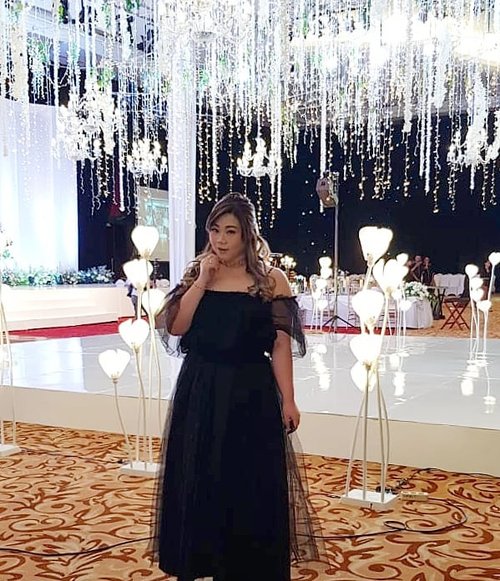 Thank you so much for the compliments on my "dress", it's actually a 3 separates that i throw together - a top that i bought at Sungei Wang, a wide maxi skirt that i bought in PTC years ago and a 1 layer tulle skirt (totally transparent and super versatile!) from @hm !#ootdid #ootdindo #ootdindonesia  #clozetteid #sbybeautyblogger #beautynesiamember #bloggerceria #blogger #bblogger #beautyblogger #influencer #influencersurabaya #surabaya  #beautyinfluencer #personalstyle #fashionblogger #personalstyleblogger #notasize0 #comfortableinmyownskin#effyourbeautystandards #celebrateyourself  #bloggerperempuan #girl #asian  #indonesianblogger #indonesianbeautyblogger #SurabayaBeautyBlogger #fashion #black #tutu