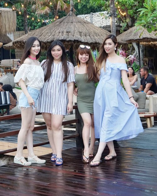 Mini trip with these cuties (+ @chelsheaflo ) in two days!!! #pinkinbali #bali #clozetteid #sbybeautyblogger #beautynesiamember #bloggerceria #influencer #beautyinfluencer #jalanjalan #wanderlust #blogger #bbloggerid #beautyblogger #indonesianblogger #surabayablogger #travelblogger  #indonesianbeautyblogger #travelinfluencer #girls #surabayainfluencer #travel #trip #pinkjalanjalan  #bloggerperempuan #ladies #cafebali #ootd #manobeachhouse #beachclub