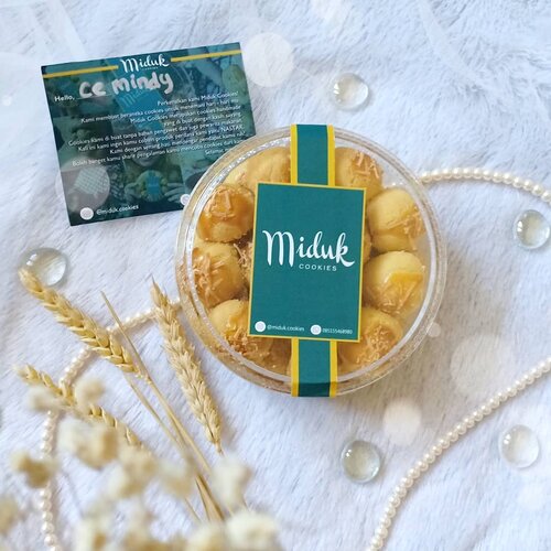 Snack recommendation : @miduk.cookies !

Honored to be among the firsts to try Miduk Cookies very first variant : nastar! Nastar itu selera most Indonesian banget ga si!

Aku sendiri biasa aja sih sama nastar, karena aku orangnya gampang eneg jadi kalo makan nastar biasanya 1-2 biji aja, apalagi kalo selai nanasnya asem gitu tambah ga suka - eh surprise banget karena doyan banget sama punya Miduk 🙊🙊🙊 gawat dah makan 1 ga bisa berhenti.

Rasanya tuh pas gitu loh, manis tapi ngga kemanisan jadi ga bikin eneg, dan ga ada asem2nya. Buat orang yang bukan penggemar nastar, kalo aku aja bilang enak apalagi yang emang doyan kan!

Harganya juga terjangkaun banget dan bisa kirim kok keluar Surabaya, so buruan di order yang mau cobain 🙊 biar aku ga merasa bersalah nyemilin terus sendirian 🤣. #miduk #midukcookies
#nastar #homemade #homemadecookies🍪 #recommended #yummy #BeauteFemmeCommunity
#clozetteid #sbybeautyblogger #bloggerindonesia #bloggerceria #bloggerperempuan #beautynesiamember #lifestyleblogger #lifestyle #lifestyleinfluencer #influencer #influencersurabaya #surabayainfluencer #endorsement #endorsersby #surabayablogger #endorsementid #openendorsement #bloggersurabaya #indonesianlifestyleblogger #indonesianblogger #surabayalifestyleblogger #surabayalifestyleinfluencer